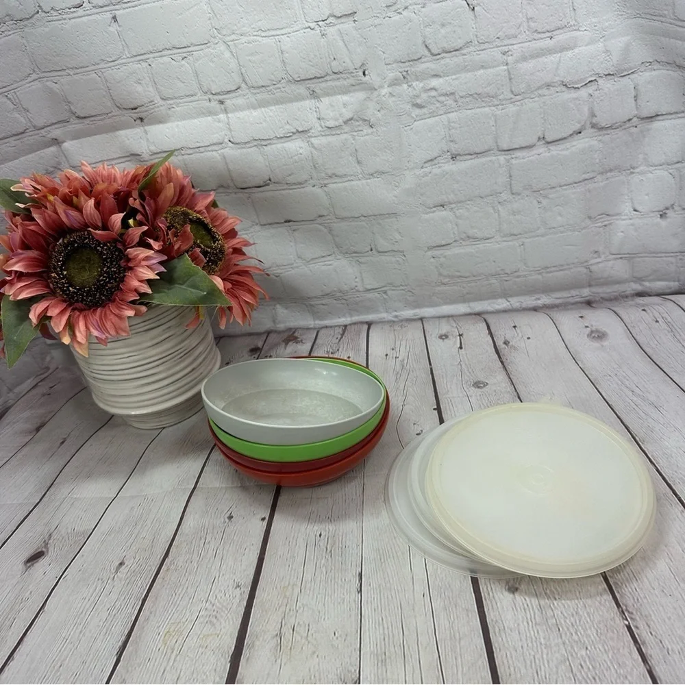 tupperware cereal Bowls with seals 